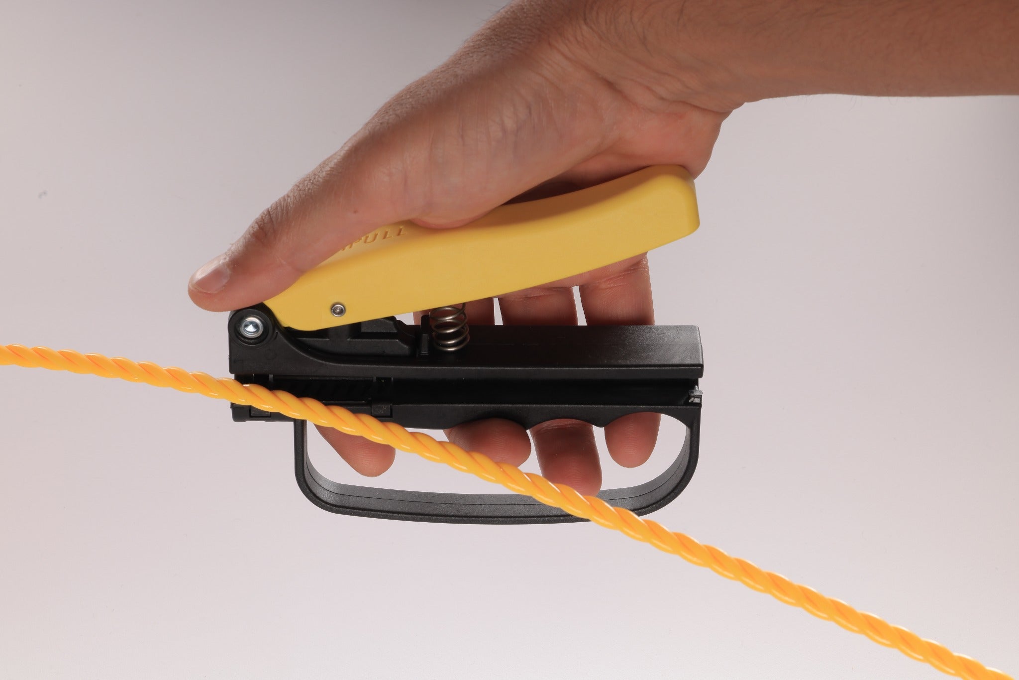 Hand gripping iPull from side
